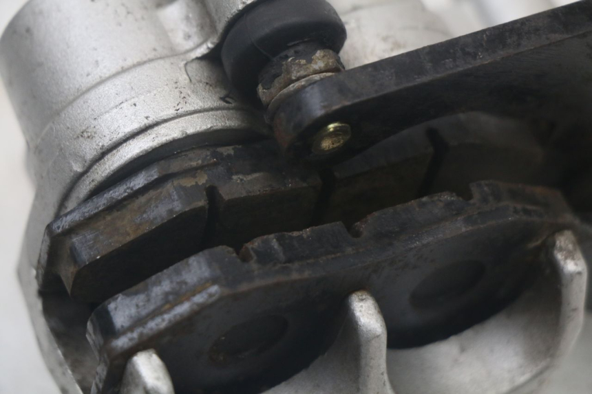 photo de ÉTRIER DE FREIN ARRIÈRE JONWAY AZTRAL 125 (2008 - 2017) - Points de fixation