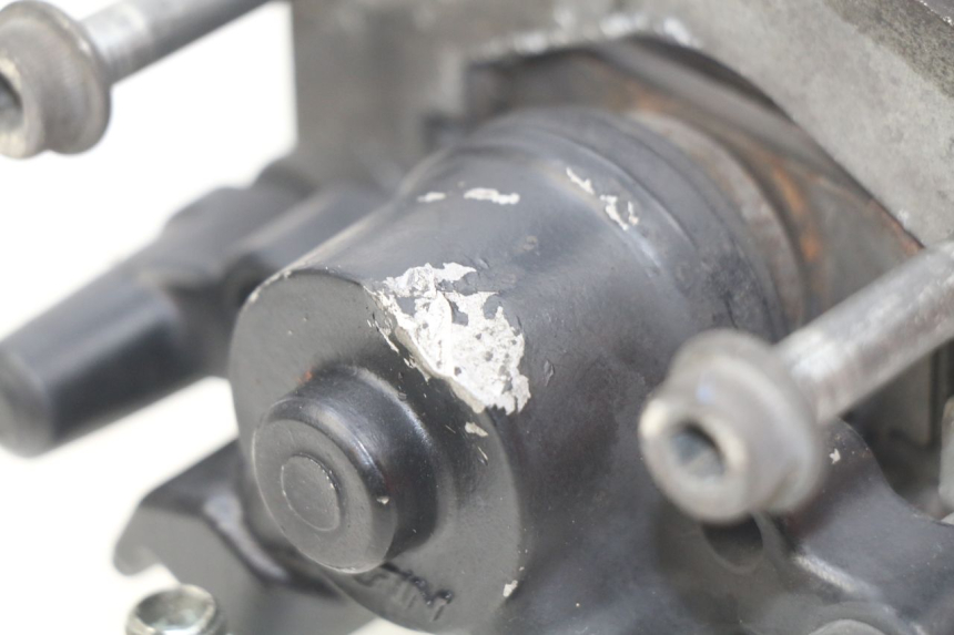 photo de ÉTRIER DE FREIN ARRIÈRE SUZUKI BURGMAN 125 (2007 - 2014) - Zoom état d’usage