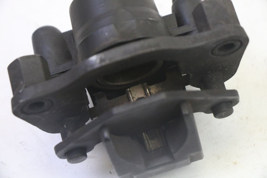 photo de ÉTRIER DE FREIN ARRIÈRE PEUGEOT CITYSTAR 50 (2013 - 2017) - Points de fixation