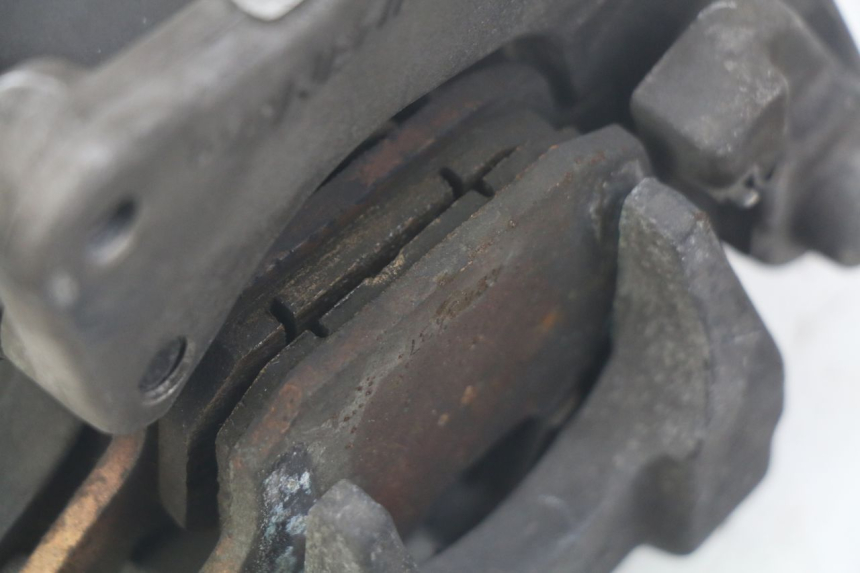 photo de ÉTRIER DE FREIN ARRIÈRE HONDA FES PANTHEON 125 (2003 - 2007) - Zoom état d’usage