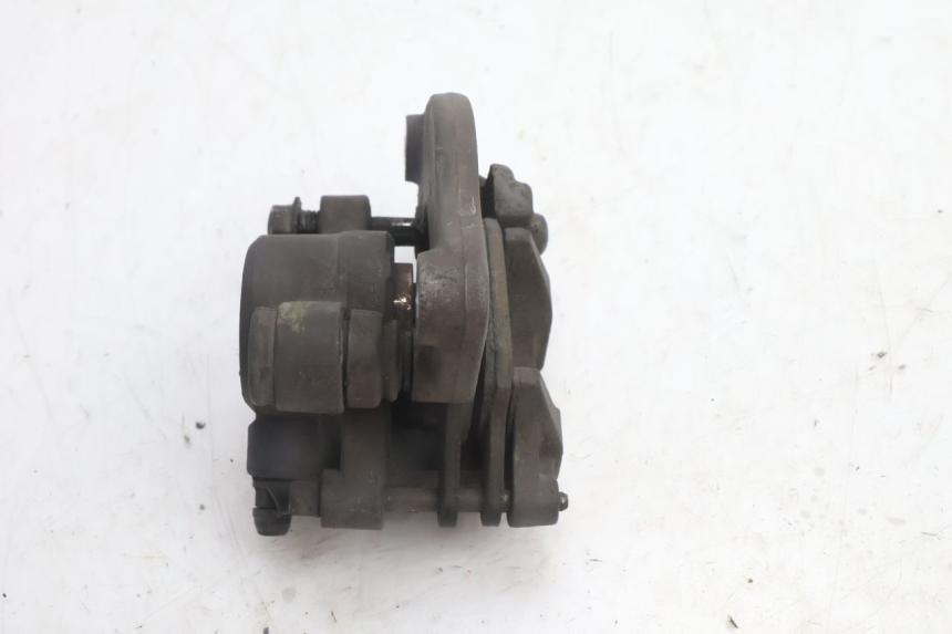 photo de ÉTRIER DE FREIN ARRIÈRE HONDA FES PANTHEON 125 (2003 - 2007) - Gros plan technique