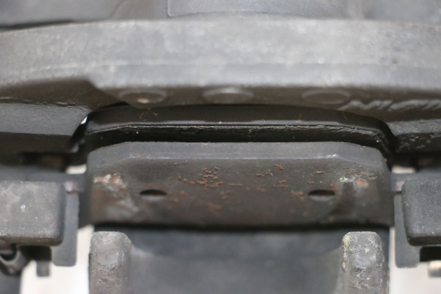 photo de ETRIER FREIN ARRIERE HONDA FES S-WING SWING ABS 125 (2007 - 2015) - Gros plan technique