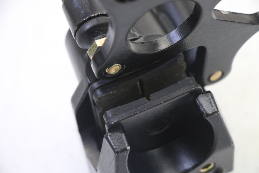 photo de ÉTRIER DE FREIN ARRIÈRE APOLLO RFZ 125 - Points de fixation