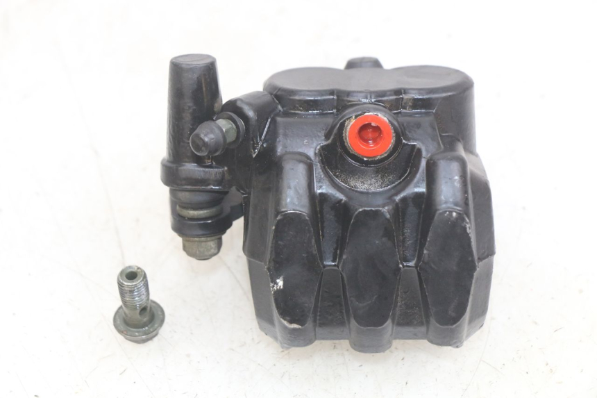 photo de ÉTRIER DE FREIN ARRIÈRE YAMASAKI ROADSTER 50 (2013 - 2018) - Gros plan technique