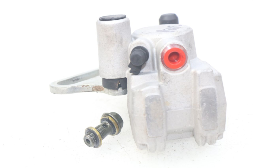 photo de ÉTRIER DE FREIN ARRIÈRE APOLLO RXF 125 - Gros plan technique