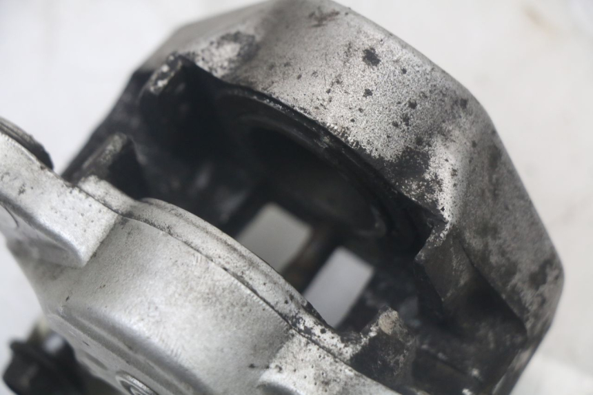 photo de ÉTRIER DE FREIN ARRIÈRE YAMAHA XMAX X-MAX 125 (2006 - 2009) - Points de fixation