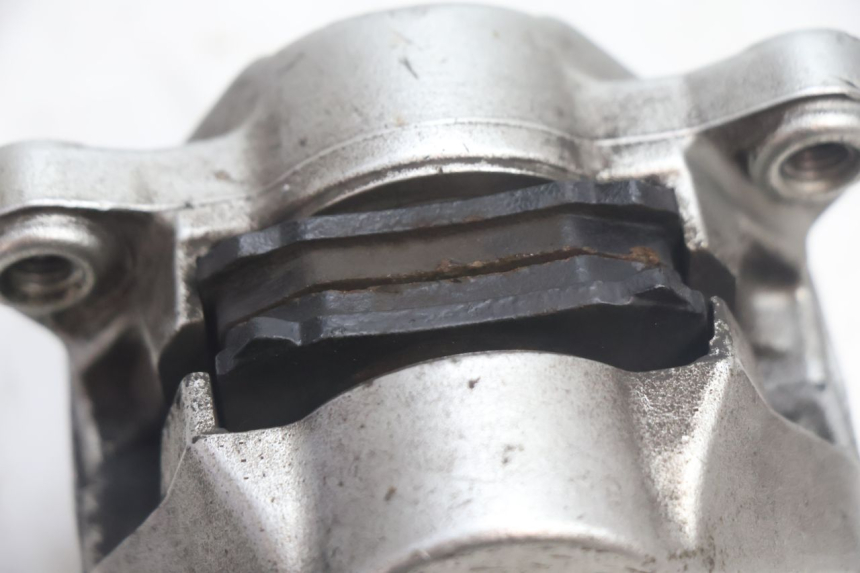 photo de ÉTRIER DE FREIN ARRIÈRE YAMAHA YP MAJESTY 125 (2002 - 2006) - Points de fixation