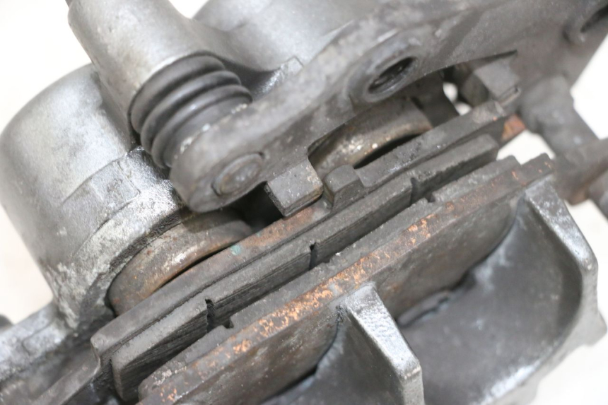 photo de ETRIER FREIN ARRIERE KAWASAKI ZR 7 750 (1999 - 2004) - Gros plan technique