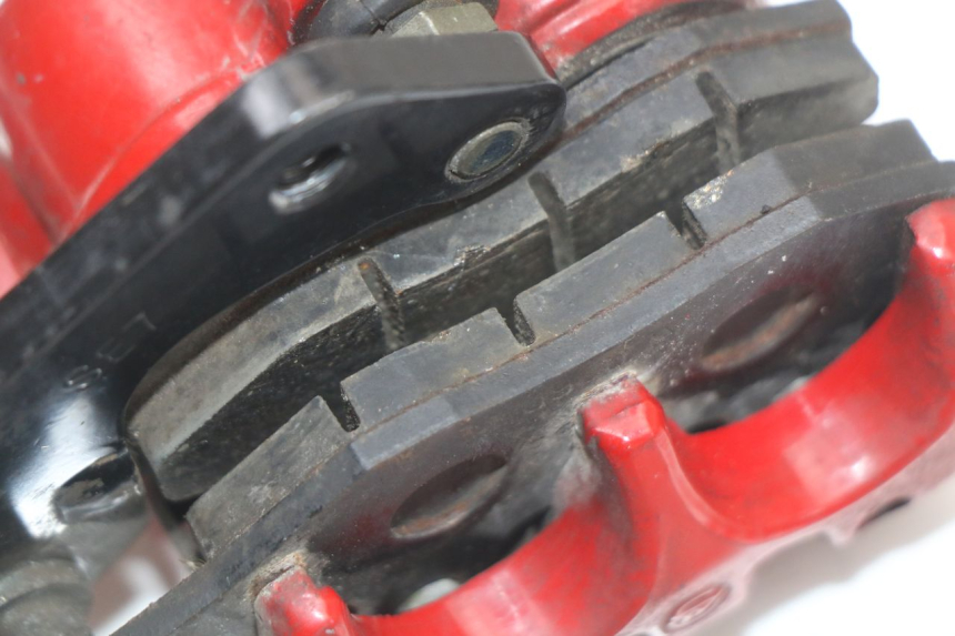 photo de ETRIER FREIN AVANT DAELIM A-FOUR 2T 50 (2005 - 2012) - Points de fixation