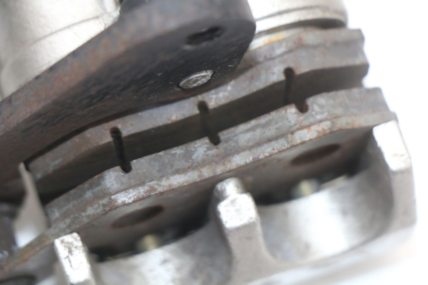 photo de ÉTRIER DE FREIN AVANT SYM FIDDLE 2 50 (2008 - 2013) - Points de fixation