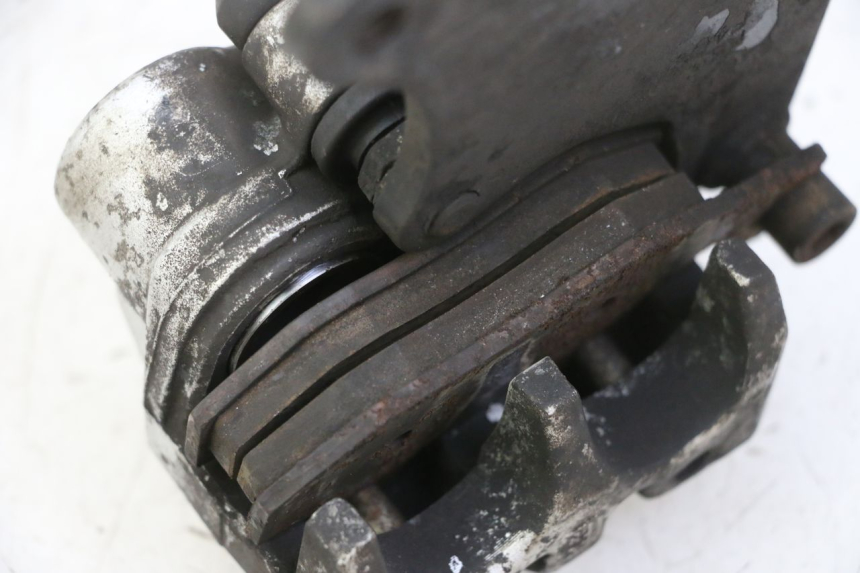 photo de ETRIER FREIN AVANT KYMCO GRAND DINK 125 (2002 - 2007) - Autre angle de vue