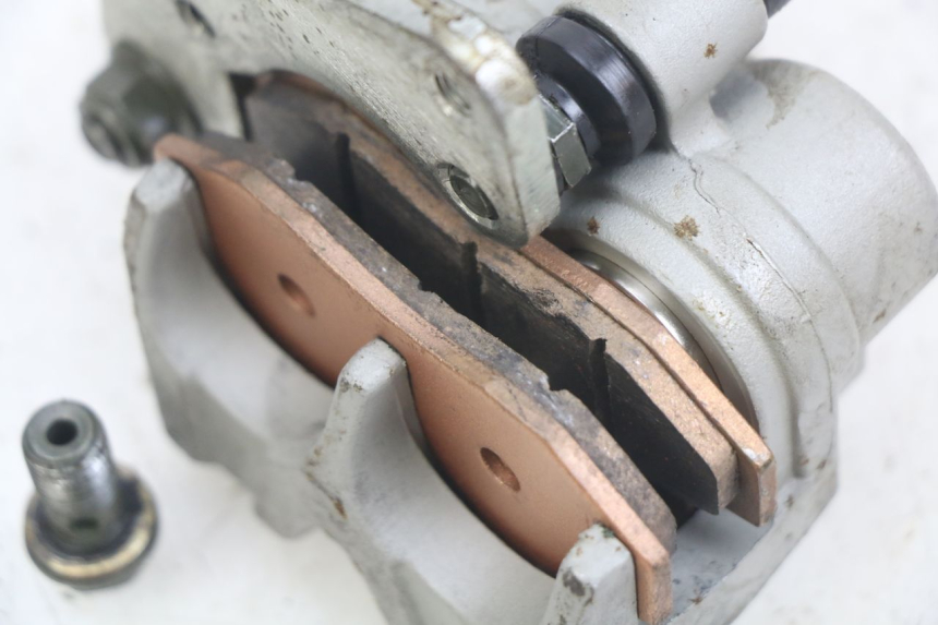 photo de ÉTRIER DE FREIN AVANT YCF R-START 125 - Zoom état d’usage