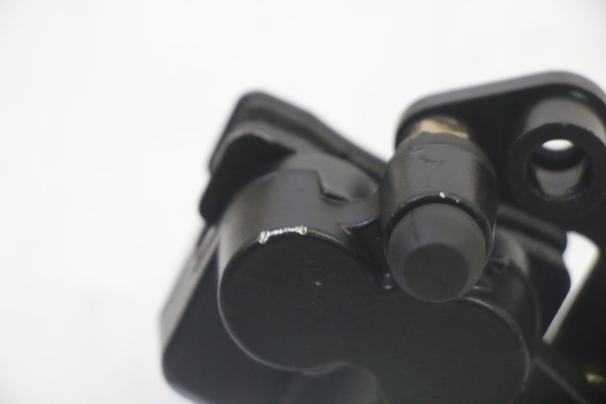 photo de ÉTRIER DE FREIN AVANT APOLLO RFZ 125 - Gros plan technique