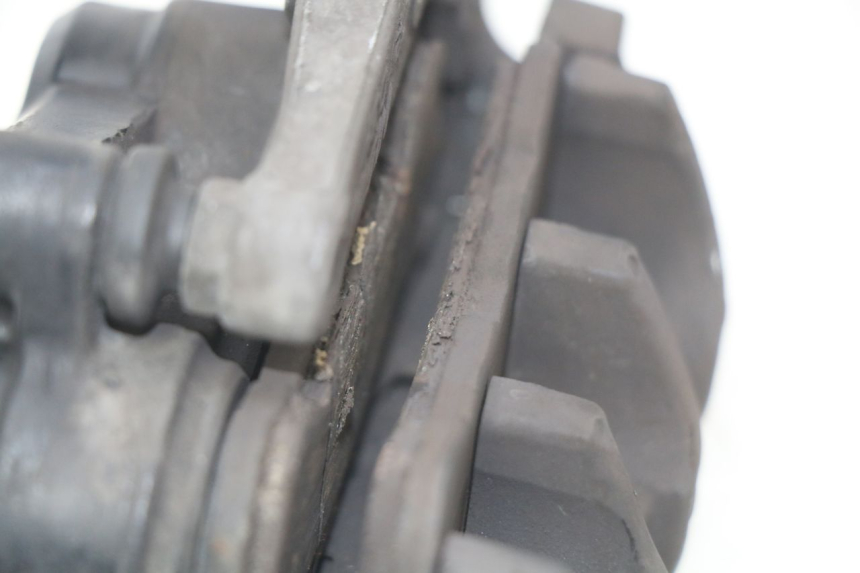 photo de ÉTRIER DE FREIN AVANT SUZUKI SIXTEEN 125 (2008 - 2010) - Détail de la pièce