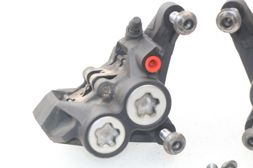 photo de ÉTRIER DE FREIN AVANT YAMAHA TDM ABS 900 (2002 - 2014) - Points de fixation