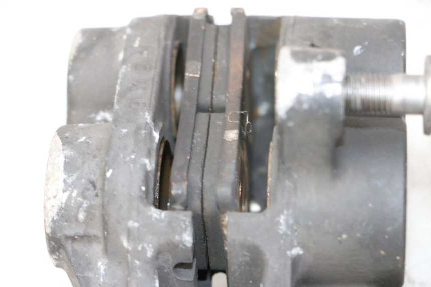 photo de ÉTRIER DE FREIN AVANT YAMAHA TDM ABS 900 (2002 - 2014) - Gros plan technique