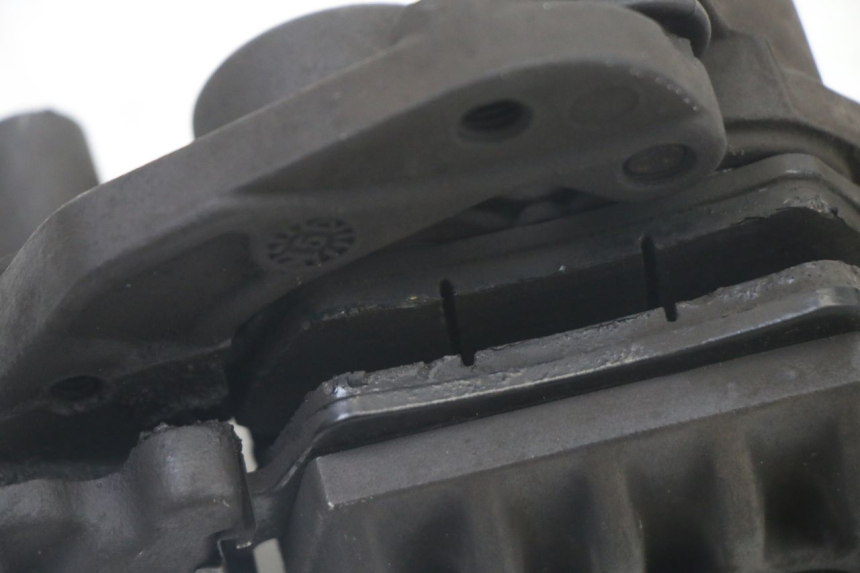 photo de ÉTRIER DE FREIN AVANT SUZUKI UH BURGMAN 125 (2002 - 2006) - Points de fixation