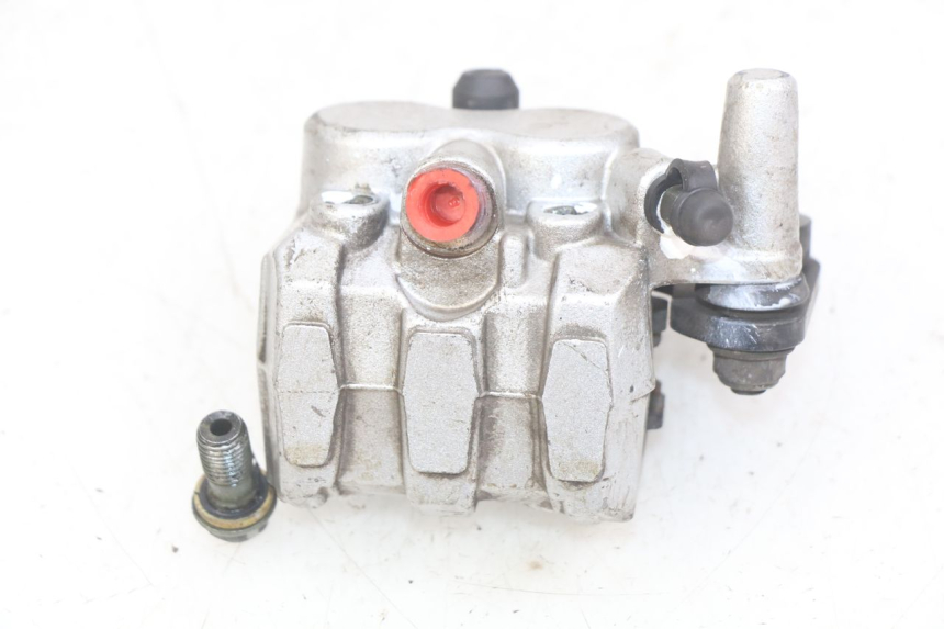 photo de ÉTRIER DE FREIN AVANT YIYING YY125T 125 (2006 - 2014) - Gros plan technique