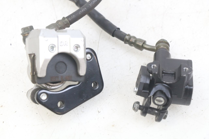 photo de ÉTRIER DE FREIN AVANT UNIVERSAL BIKE ZN50QT-11B 50 (2018 - 2021) - Gros plan technique