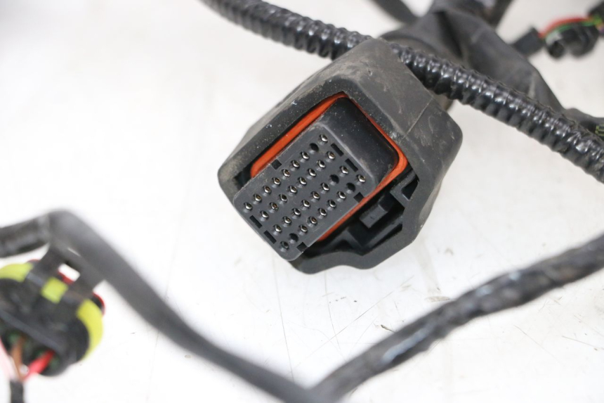 photo de FAISCEAU PIAGGIO MP3 HPE 300 (2019 - 2026) - Angle alternatif