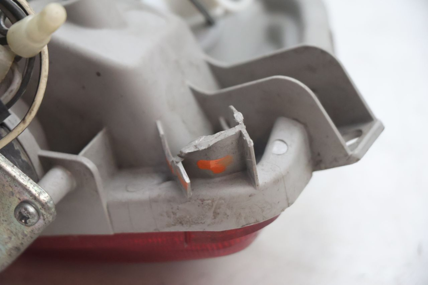 photo de FEU ARRIERE DROIT SUZUKI BURGMAN EXECUTIVE ABS 650 (2006 - 2012) - Points de fixation