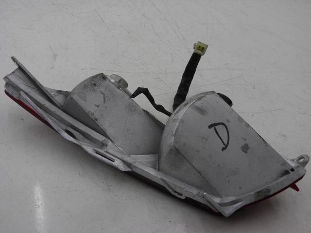 photo de FEU ARRIERE DROIT HONDA FES PANTHEON 125 (2003 - 2007) - Gros plan technique