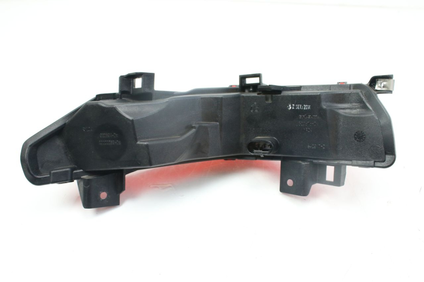 photo de FEU ARRIERE DROIT PIAGGIO MP3 500 (2014 - 2017) - Points de fixation