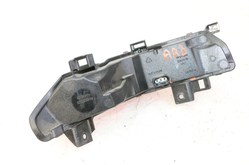 photo de FEU ARRIERE DROIT PIAGGIO MP3 500 (2014 - 2017) - Points de fixation