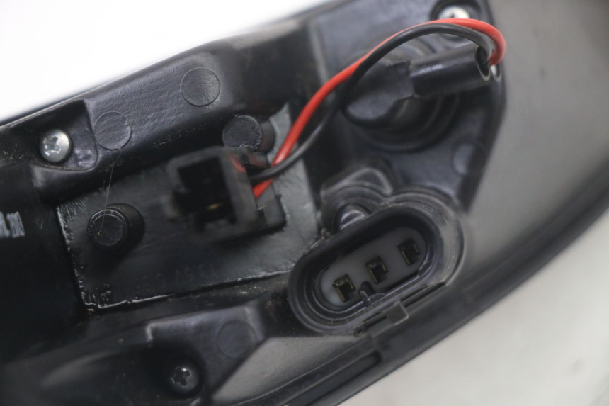 photo de FEU ARRIERE DROIT PEUGEOT SATELIS 125 (2013 - 2018) - Points de fixation