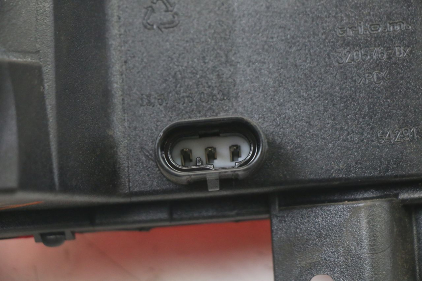 photo de FEU ARRIERE DROIT PIAGGIO MP3 500 (2014 - 2017) - État de surface