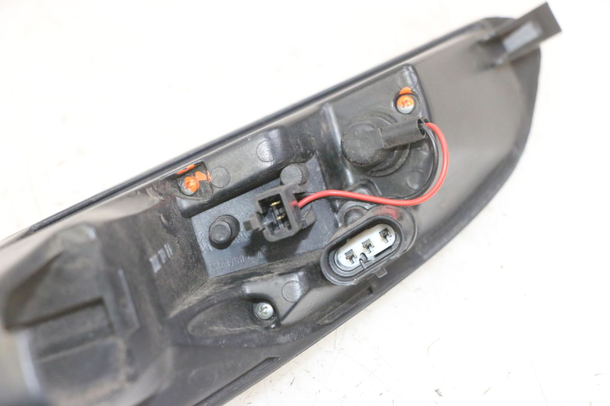 photo de FEU ARRIERE DROIT PEUGEOT SATELIS 125 (2013 - 2018) - Gros plan technique