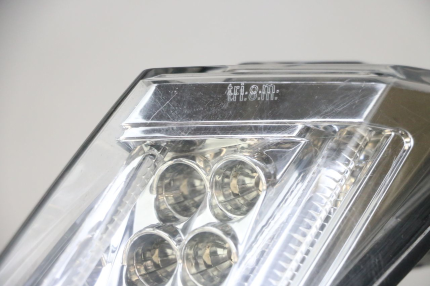 photo de FEU ARRIERE DROIT PEUGEOT SATELIS 125 (2013 - 2018) - Points de fixation