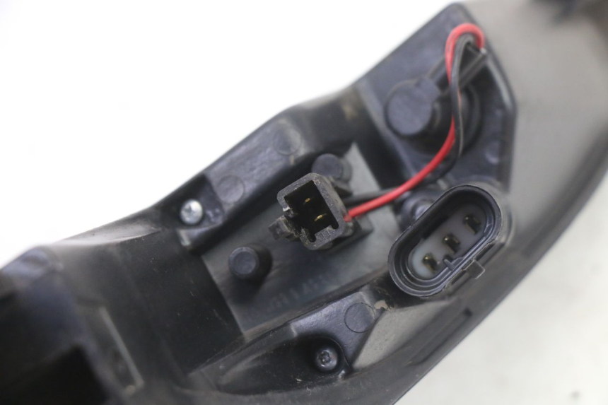 photo de FEU ARRIERE DROIT PEUGEOT SATELIS 125 (2013 - 2018) - Points de fixation