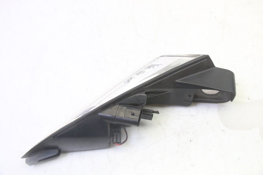 photo de FEU ARRIERE DROIT PEUGEOT SATELIS 125 (2013 - 2018) - Gros plan technique