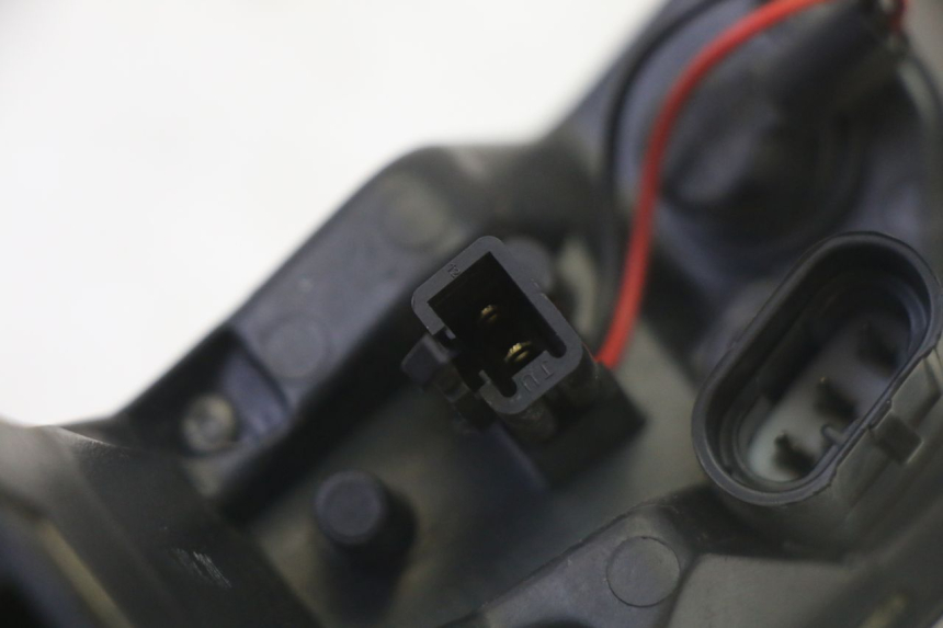 photo de FEU ARRIERE DROIT PEUGEOT SATELIS 125 (2013 - 2018) - Points de fixation