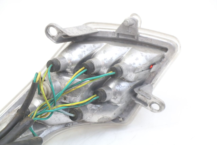 photo de FEU ARRIERE DROIT PEUGEOT VIVACITY 125 (2010 - 2017) - Gros plan technique