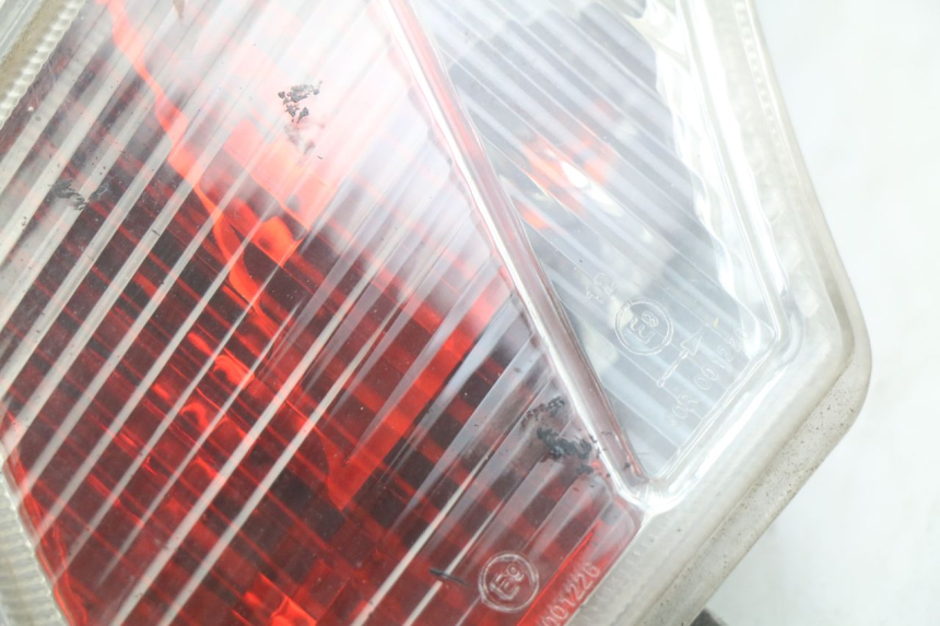 photo de FEU ARRIERE DROIT PEUGEOT VIVACITY 125 (2010 - 2017) - Points de fixation