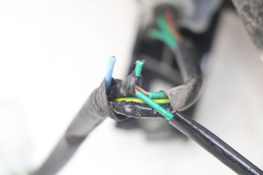 photo de FEU ARRIERE DROIT YAMASAKI YM T 125 (2015 - 2020) - Gros plan technique