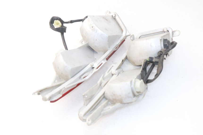 photo de FEU ARRIERE HONDA FES PANTHEON 125 (2003 - 2007) - Autre angle de vue