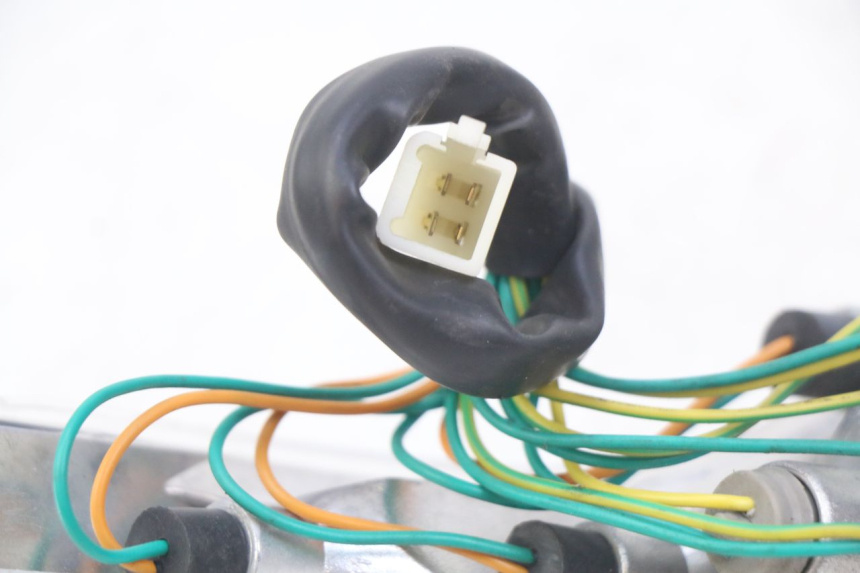 photo de FEU ARRIERE GAUCHE PEUGEOT E-VIVACITY 1 (2012 - 2018) - Autre angle de vue