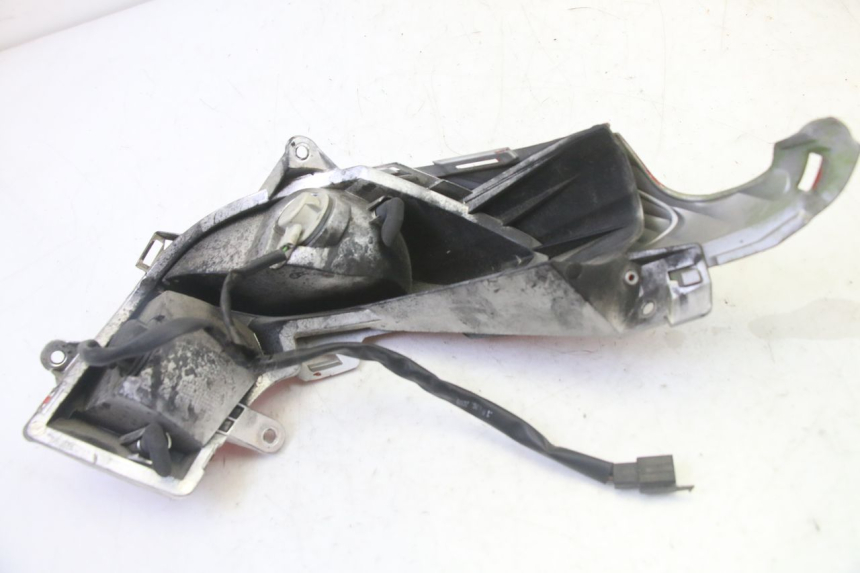 photo de FEU ARRIERE GAUCHE HONDA FES S-WING SWING ABS 125 (2007 - 2015) - Gros plan technique