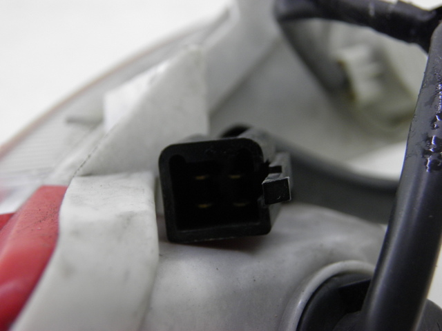 photo de FEU ARRIERE GAUCHE HONDA FES PANTHEON 125 (2003 - 2007) - Gros plan technique