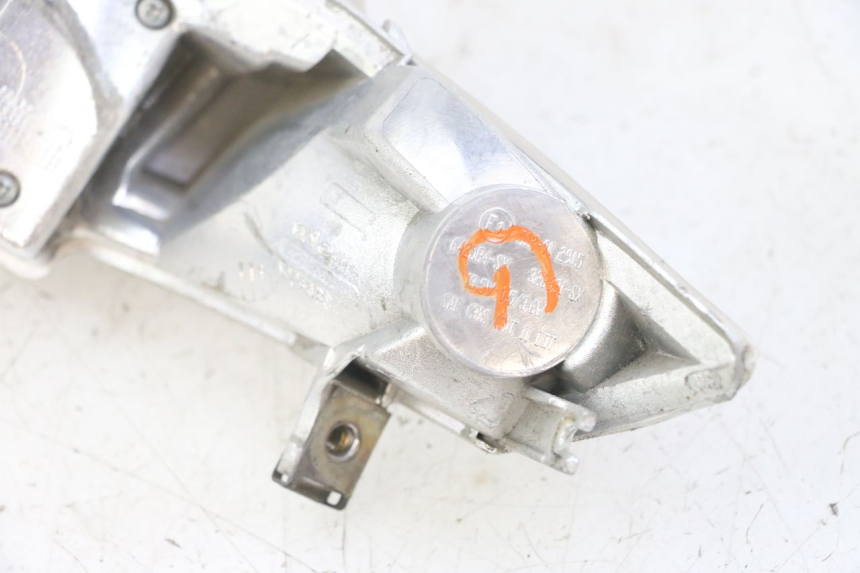 photo de FEU ARRIERE GAUCHE PIAGGIO IE MP3 YOURBAN 300 (2011 - 2016) - Autre angle de vue