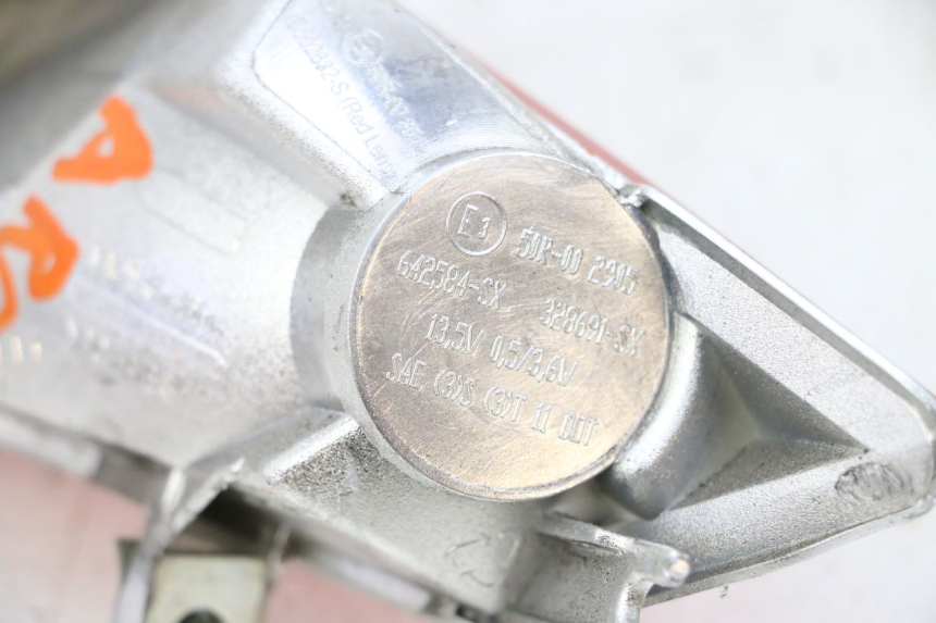 photo de FEU ARRIERE GAUCHE PIAGGIO MP3 HPE 300 (2019 - 2026) - État de surface