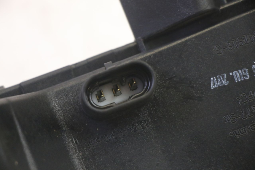 photo de FEU ARRIERE GAUCHE PIAGGIO MP3 500 (2016 - 2018) - Points de fixation