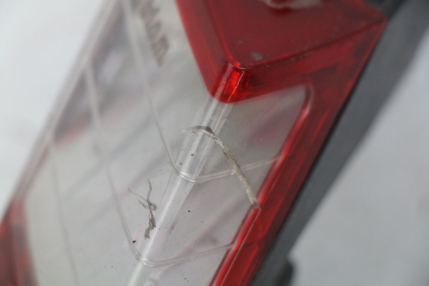 photo de FEU ARRIERE GAUCHE PEUGEOT SATELIS COMPRESSOR K15 125 (2006 - 2009) - Gros plan technique