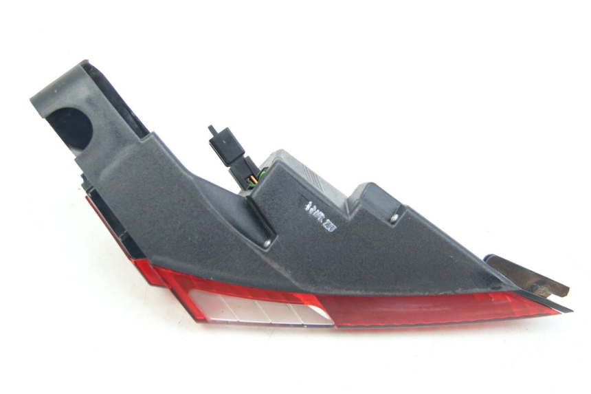 photo de FEU ARRIERE GAUCHE PEUGEOT SATELIS 125 (2006 - 2009) - Gros plan technique