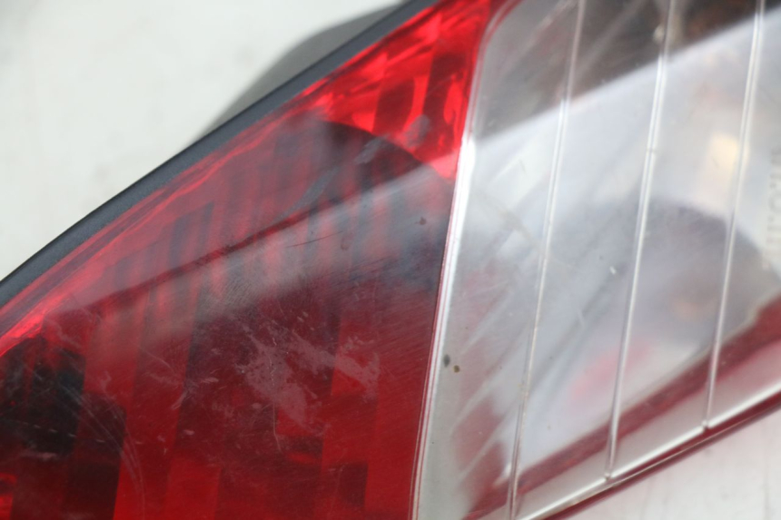 photo de FEU ARRIERE GAUCHE PEUGEOT SATELIS 125 (2010 - 2012) - Autre angle de vue