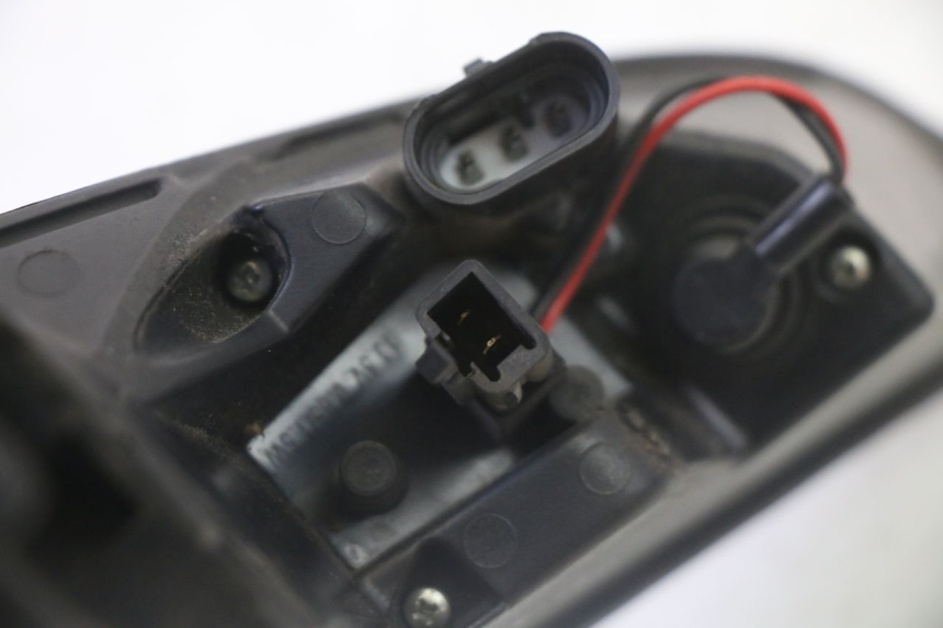 photo de FEU ARRIERE GAUCHE PEUGEOT SATELIS 125 (2013 - 2018) - État de surface