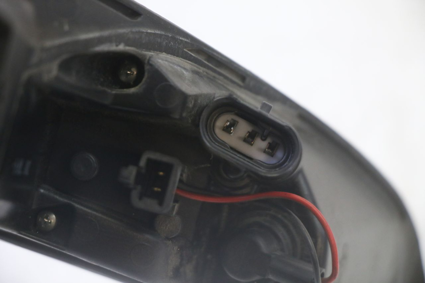 photo de FEU ARRIERE GAUCHE PEUGEOT SATELIS 125 (2010 - 2012) - État de surface